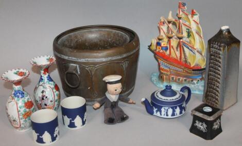 Various 19thC and 20thC pottery and effects