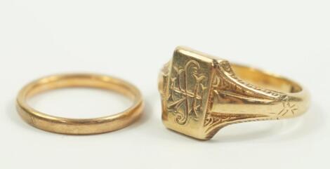 A lady's 9ct gold signet ring