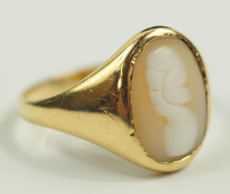 An 18ct gold and cameo set ring