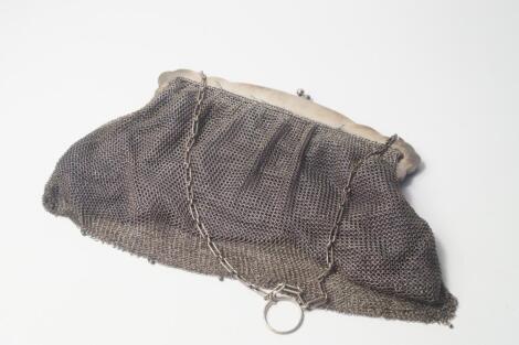 An Edwardian white metal chain mail evening bag