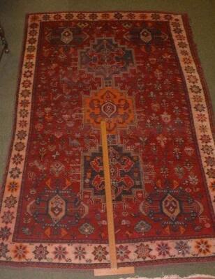 A Persian rug, 6' x 8' 10" £80-120