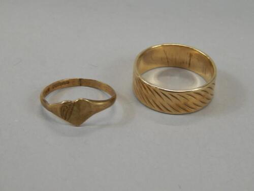 A 9ct gold wedding band