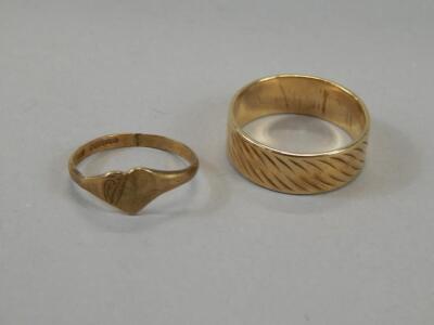 A 9ct gold wedding band