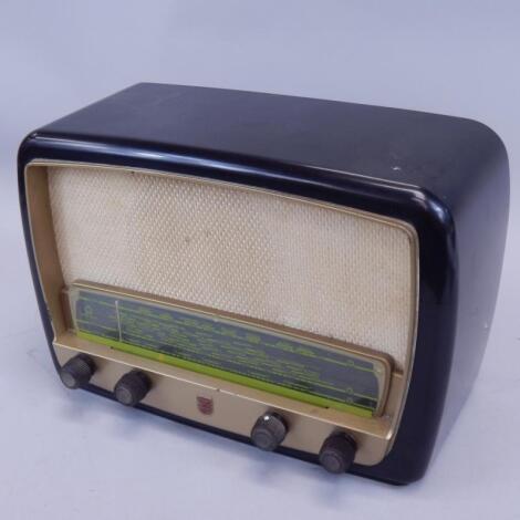 A Philips 341A Bakelite radio