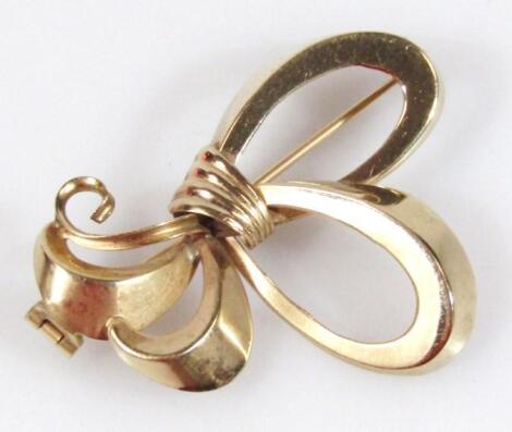 A 9ct gold bow brooch