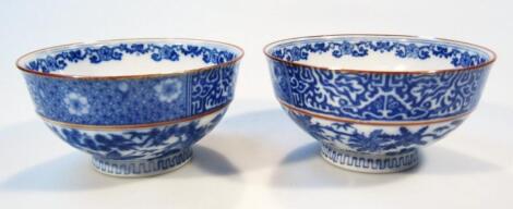 A pair of Chinese porcelain bowls