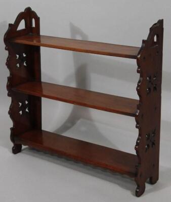 An Edwardian mahogany hanging book shelf