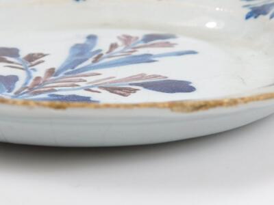 An early 18thC English Delft side plate - 3