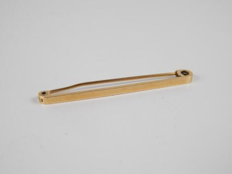 An 18ct gold bar pin