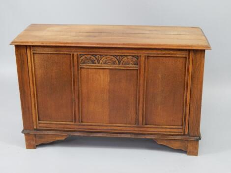 An early 20thC oak coffer