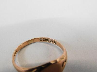 A 9ct gold signet ring - 2