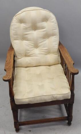 An early 20thC oak reclining armchair