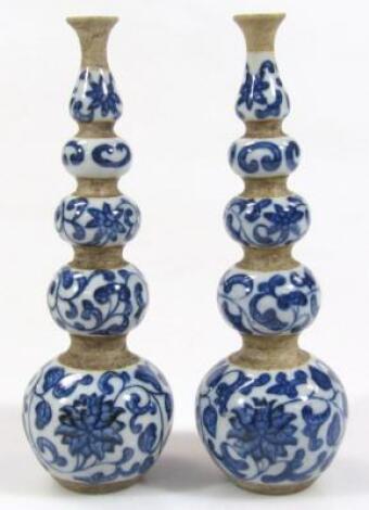 A pair of Kangxi style Chinese porcelain blue and white gourd vases