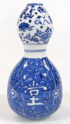 A Chinese porcelain Kangxi style double gourd vase