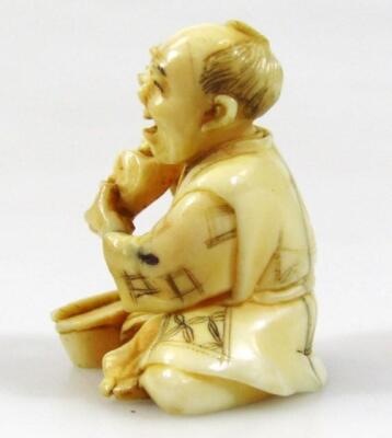 A 19thC Japanese ivory netsuke formed as seated gentleman - 2