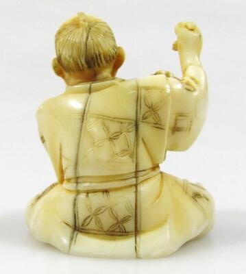A 19thC Japanese ivory netsuke formed as seated gentleman - 3