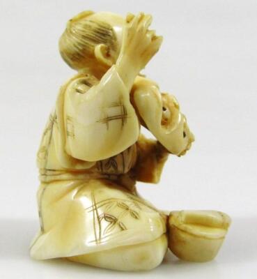 A 19thC Japanese ivory netsuke formed as seated gentleman - 4