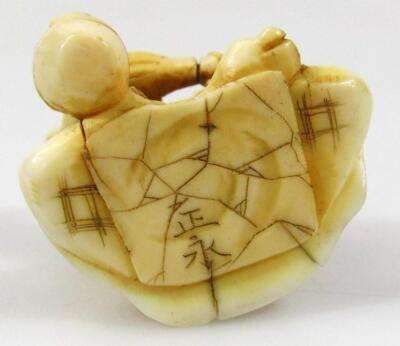 A 19thC Japanese ivory netsuke formed as seated gentleman - 5