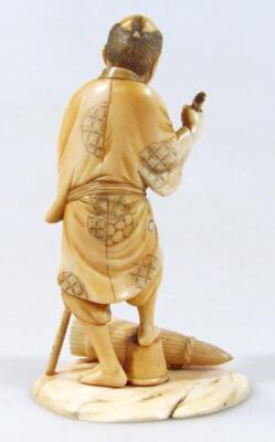 An early 20thC Japanese ivory okimono figure - 3