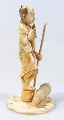 An early 20thC Japanese ivory okimono figure - 4