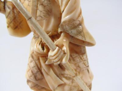 An early 20thC Japanese ivory okimono figure - 6