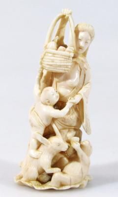 An early 20thC ivory figure of a lady in flowing robes