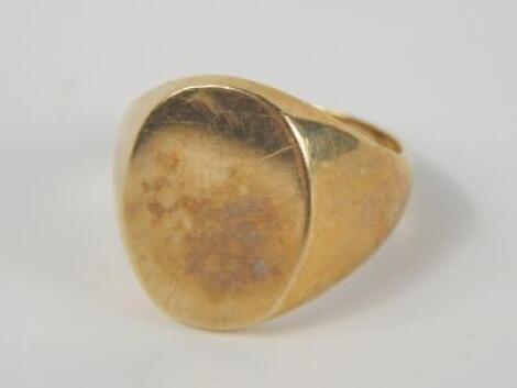 A gentleman's 9ct gold oval signet ring