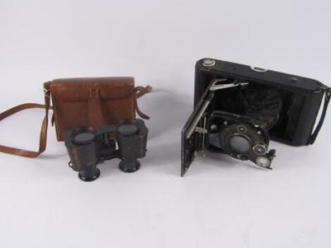 A pair of early 20thC field binoculars