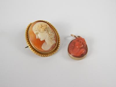 A 19thC carved oval cameo brooch