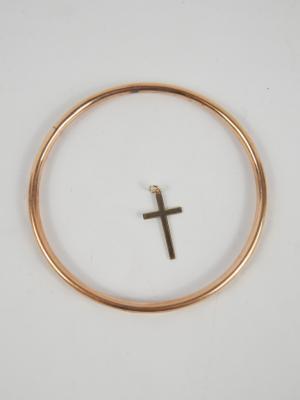 A 9ct rose gold bangle and a 9ct gold pendant cross