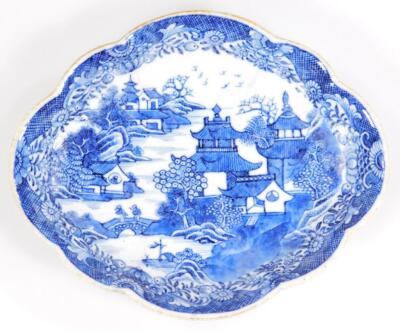 An 18thC Chinese export scalloped side dish - 2