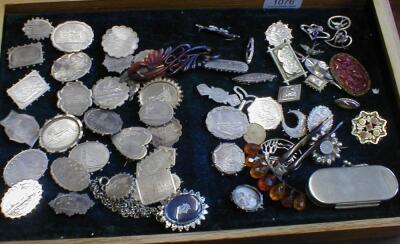 A tray of Victorian souvenir brooches and other trinket items