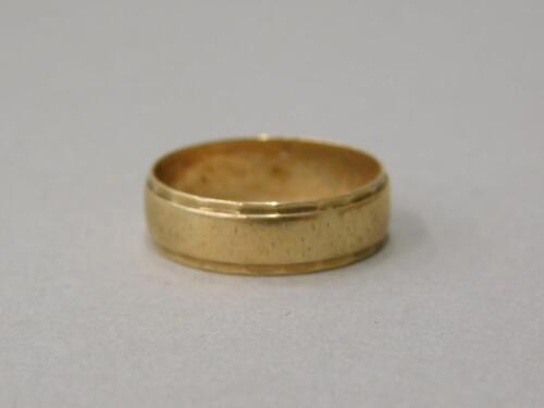 A 9ct gold wedding band