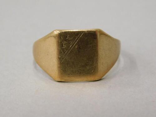 A 9ct gold signet ring