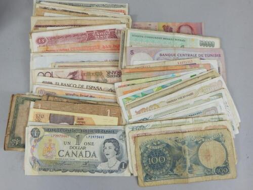 A collection of general circulated World bank notes