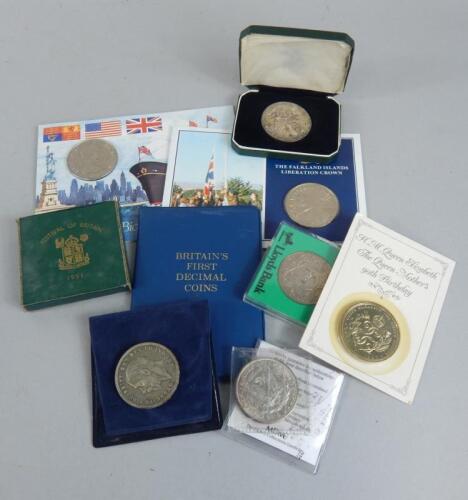 A small quantity of commemorative coins