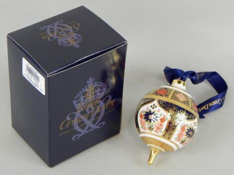 A Royal Crown Derby 2007 Imari pattern porcelain Christmas bauble