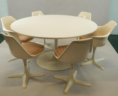 A retro 1960's Arkana circular dining table design by Eero Saarinen