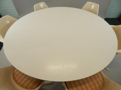 A retro 1960's Arkana circular dining table design by Eero Saarinen - 2