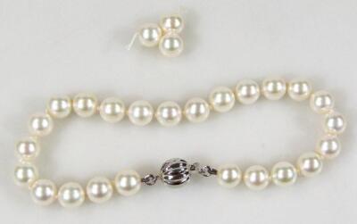 A cultured pearl bracelet