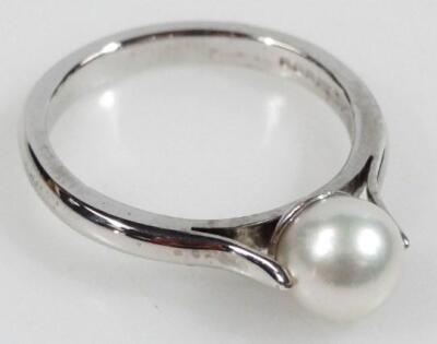 An 18ct white gold single stone cultured pearl dress ring