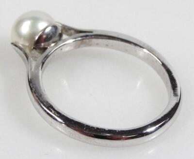 An 18ct white gold single stone cultured pearl dress ring - 2