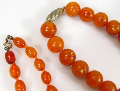 A graduated amber colour bead necklace - 2