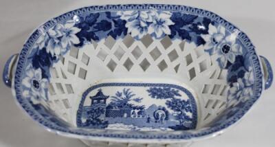 An early 19thC Pearlware chestnut basket on stand - 3