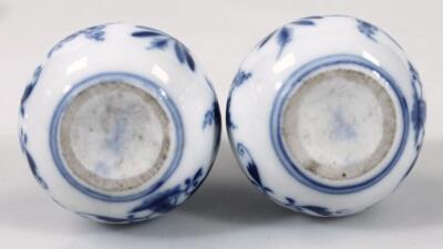 An 18thC Chinese blue and white tea bowl and saucer - 5