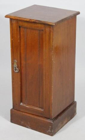 An Edwardian mahogany pot cupboard