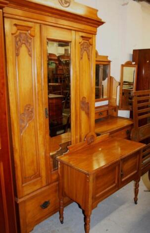 An Edwardian satin walnut bedroom trio