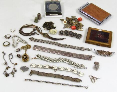 Various jewellery and effects