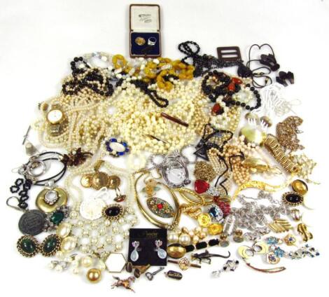 Various costume jewellery and effects