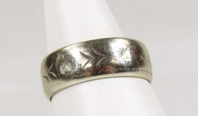 A 9ct white gold band